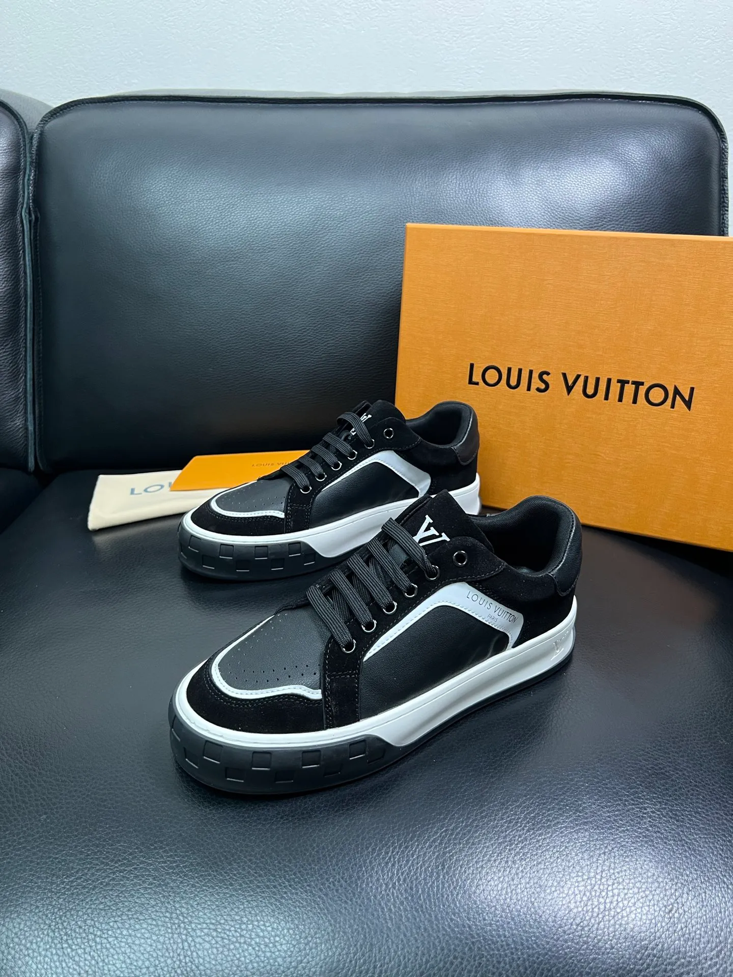 Men's shoes 💰740 Lv top purchase Louis Vuitton, counter synchronization, uppers imported from Italy cowhide, imported mesh padding soft and comfortable, soles: original soles specially provided by the original factory, T men's shoes 💰U exclusive movable molded soles super comfortable, original factory and single goods, high quality, welcome to compare, code number 39-44 (customized 38-45) 85858